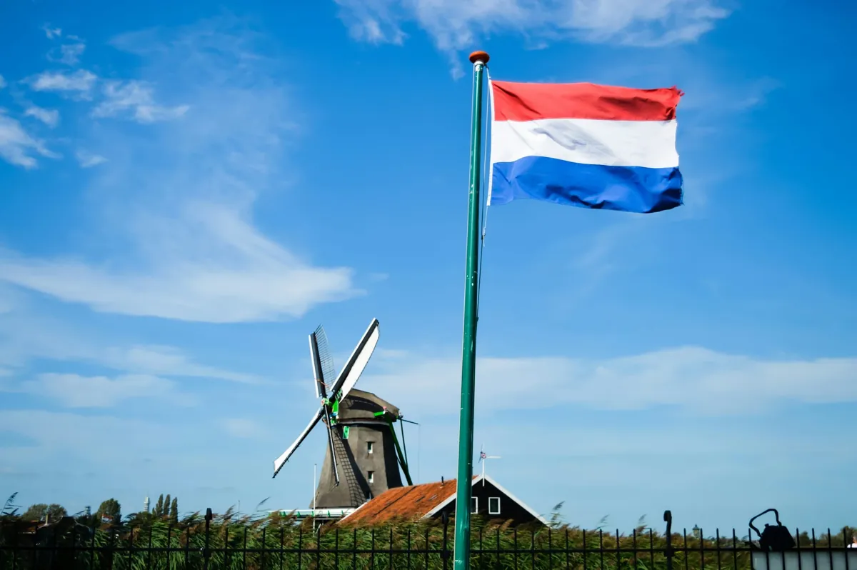Dutch Parliament Unites on Illegal Gambling Enforcement: Government Pledges Open Dialogue with Meta and Google